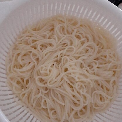 気になってた茹でない素麺やってみました。
麺がモチモチで絡まなくて、しかも簡単で大満足です。